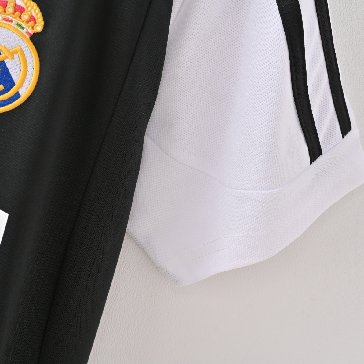 Real Madrid 2004/05 Away Retro Jersey – Black & White